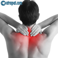 درد گردن و پیشگیری از ایجاد آرتروز گردن  درد گردن از شکایات شایع مراجعه کنندگان به متخصص ارتوپدی است.درد گردن علل مختلفی دارد که باید توسط پزشک تشخیص داده شود.دیسک گردن و آرتروز گردن شایعترین علل ایجاد کننده درد گردن هستند.بهترین راه پیشگیری از این بیماری ها تقویت عضلات گردن است.

قبل از انجام تمرینات به نکات زیر توجه کنید:

1.اگردچار دردهای تیر کشنده به اندام فوقانی  و بی حسی و گزگز شدن انگشتان هستید قبل از انجام ورزشها با پزشک مشورت کنید

2.تمرینات را بصورت منظم و دائمی انجام دهید.

اولین تمرین:

حفظ وضعیت طبیعی سر وگردن حین ایستادن و راه رفتن بسیار مهم است.قفسه سینه و سر و گردن را صاف نگه دارید و شانه را به عقب بکشید.اجازه ندهید سر وگردن به جلو خم شود.اگر از پهلو به سر و گردن نگاه کنید گوشها و شانه باید درامتداد هم قرار گیرند.

تمرین دوم

بر روی صندلی بنشینید .سر را در وضعیت طبیعی قرار دهید.کف دست را بر روی پیشانی قرار دهید و سر و گردن را به سمت پشت فشار دهید همزمان سعی کنید با سر به جلو فشار وارد کنید.دقت کنید که سر و گردن نباید حین تمرین خم یا راست شود و در واقع باید یک نوع انقباض در جا در عضلات گردن اتفاق بیافتد.این وضعیت را به مدت10 ثانیه حفظ کنید و سپس استراحت کرده و دوباره  انجام دهید(تا 10 بار) این تمرین را 5 بار در روز انجام دهید.این تمرین را از طرفین سر و از پشت سر نیز انجام دهید(طبق شکل). تمرین سوم

بر روی شکم دراز بکشید .سینه وشانه و گردن خود را بلند کنید و به عقب بکشید و سر را در این وضعیت به مدت 5 ثانیه نگاه دارید .این حرکت را 10 بار انجام دهید.در طول روز8 بار تمرین را انجام دهید(8تا ست 10تایی). تمرین چهارم

به پشت دراز بکشید و سر وگردن را بلند کنید .سعی کنید چانه را به قفسه سینه بچسبانید. سر را در این وضعیت به مدت 5 ثانیه نگاه دارید .این حرکت را 10 بار انجام دهید.در طول روز8 بار تمرین را انجام دهید(8تا ست 10تایی). تمرین پنجم

بایستید و در حالی که سر و گردن در وضعیت طبیعی قرار دارد شانه ها را به عقب بکشید و 20 ثانیه نگه دارید.این حرکت را 5 بار تکرار کنید.روزی دو بار این تمرین را تکرار کنید.